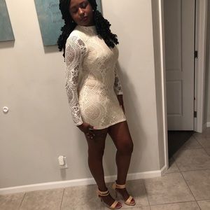 Sexy long sleeved lace body con. Form fitting!